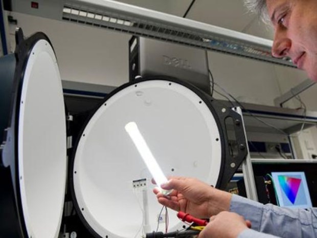 Nieuwe tl-lamp met led verbruikt helft minder