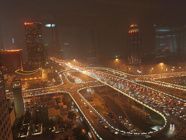 Peking gaat strijd met auto aan
