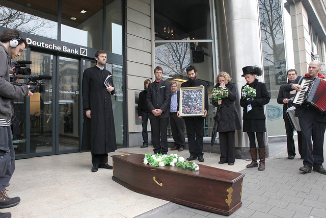 Bankiers aanschouwen begrafenis steenkool