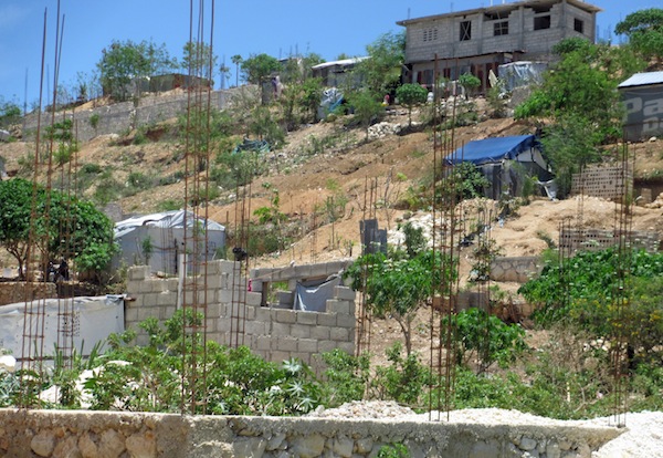 Opvangkamp op Haïti groeit uit tot nieuwe sloppenwijk