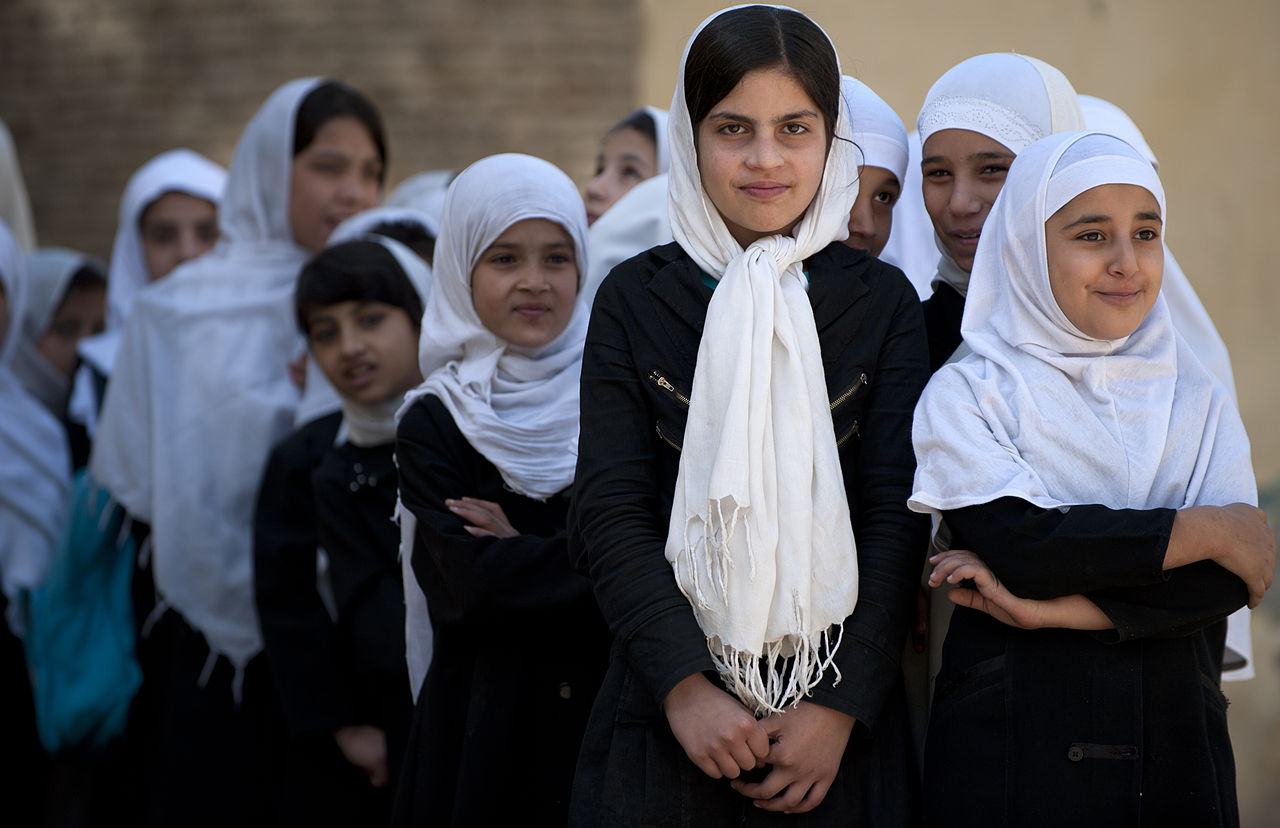 Afghaanse meisjes en vrouwen blijven stiekem online leren