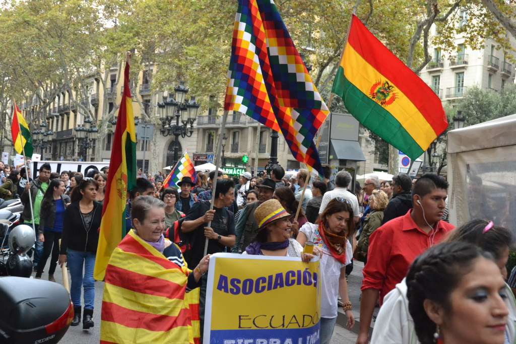 Anti-kolonisatiedemonstratie brengt Latino’s en Catalanen bijeen 