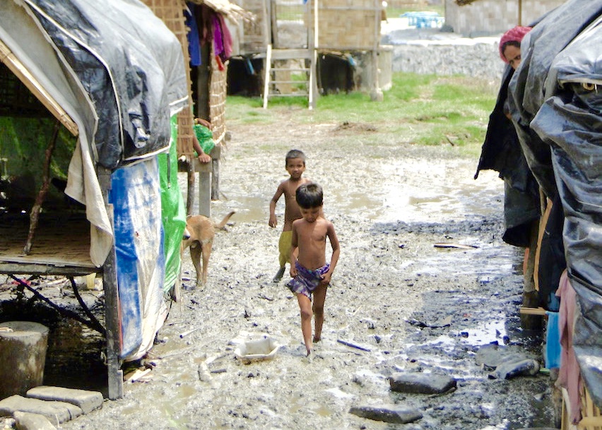 Moessonregens spoelen Rohingya-kampen in Bangladesh weg