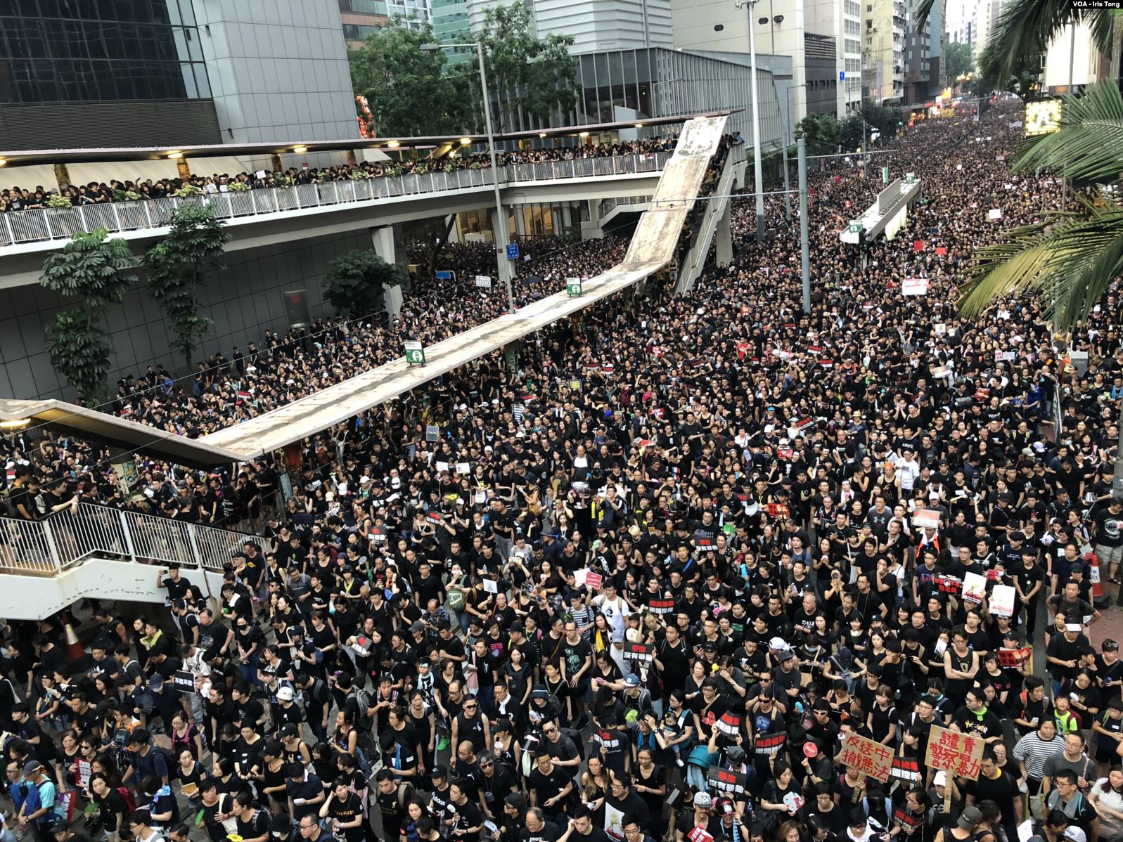 Regeringshoofd biedt persoonlijke excuses aan na massale protesten in Hongkong