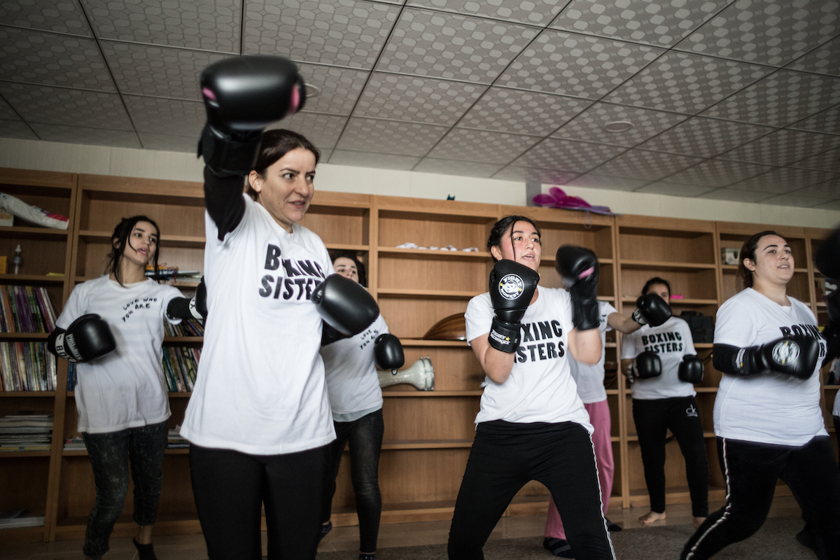 Jezidische “Boxing Sisters” slaan trauma's en nachtmerries KO