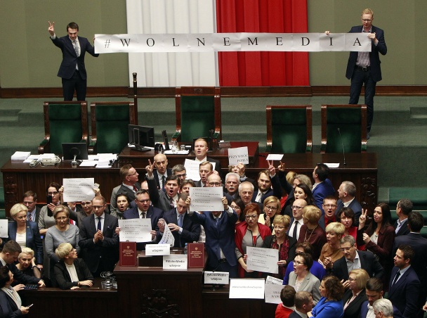 Duizenden Polen op straat tegen ‘afglijden naar autocratie’