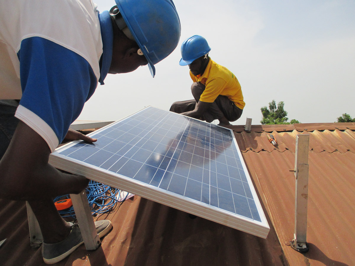 Belgische start-up Energy Kiosks verkoopt zonnestroom per sms in Togo