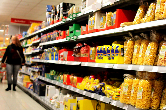Frankrijk verplicht supermarkten overschotten weg te geven