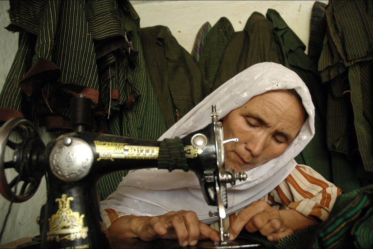 Onder de Taliban mogen mannen geen vrouwenkleren meer in elkaar naaien