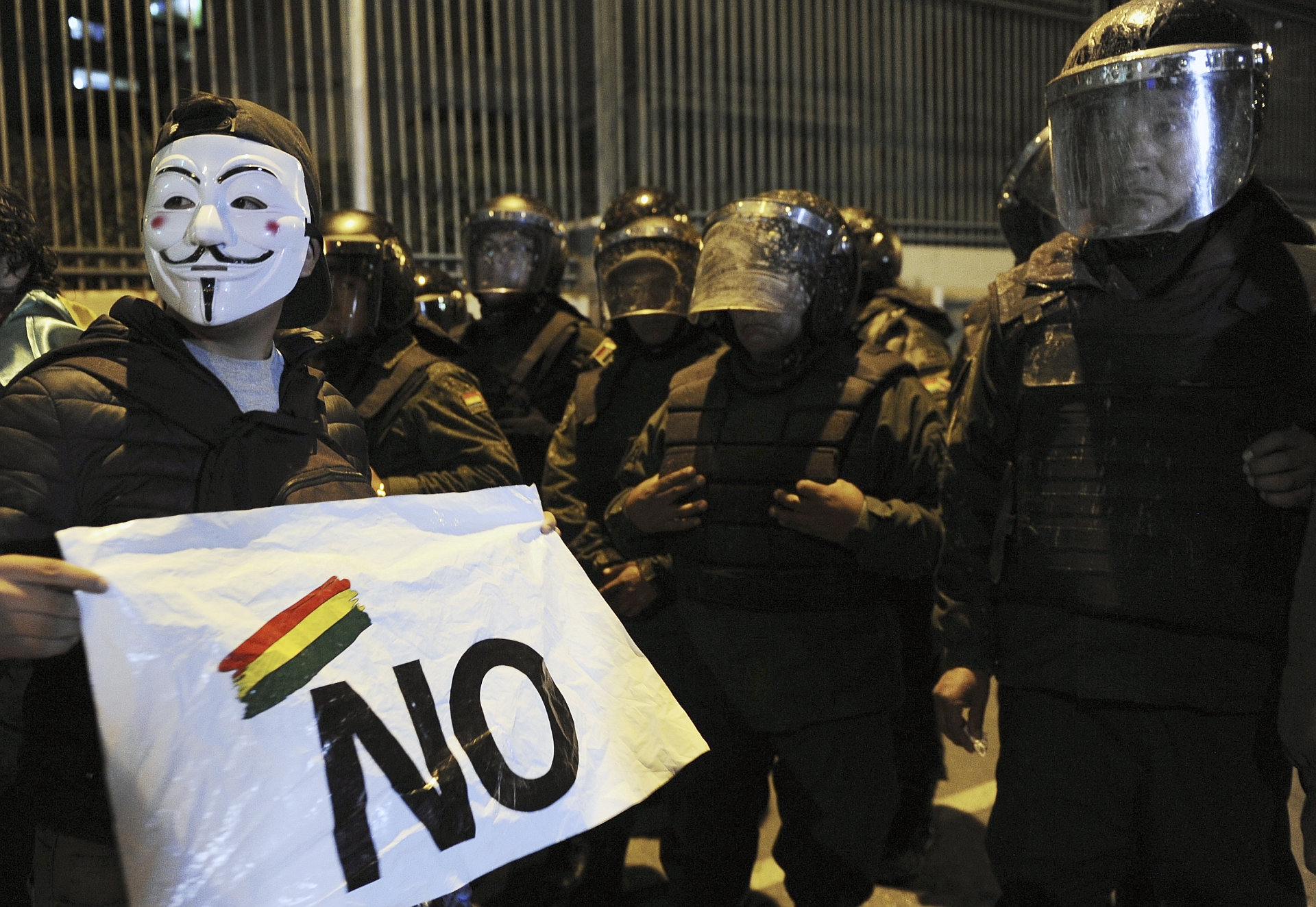 Bolivia brandt, Morales roept noodtoestand uit