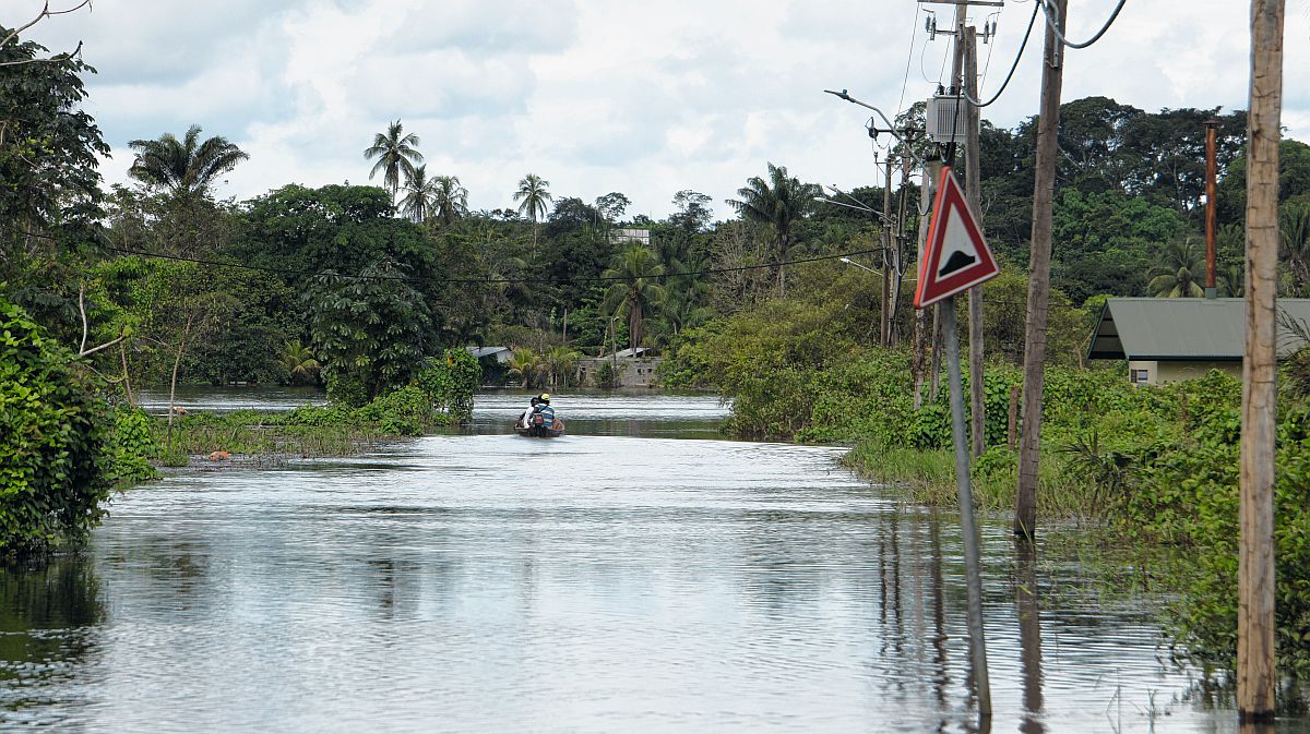 Suriname overstroomt: ‘Wat kunnen we doen? Het water loopt waar het wil lopen’