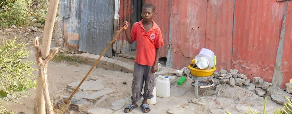 Jong en weg van huis in Haïti