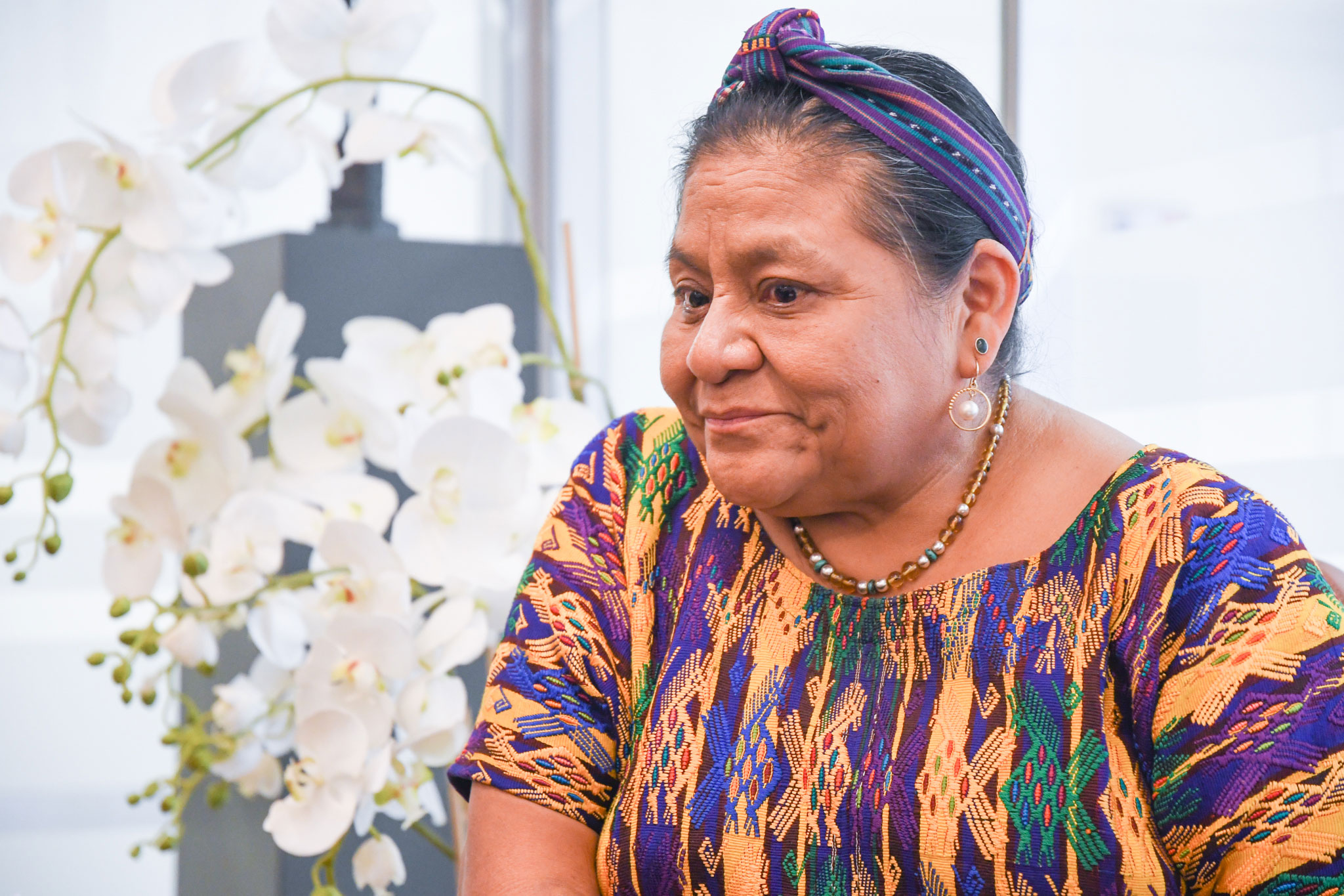Rigoberta Menchú: ‘Thuis voor toekomst vechten in plaats van elders de droom van de globalisering na te jagen’