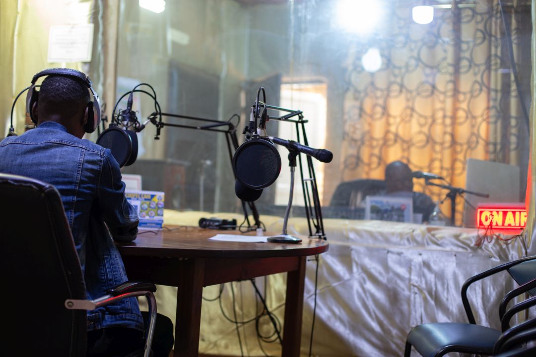 Deze radiomakers gaan op zoek naar de waarheid in Oost-Congo