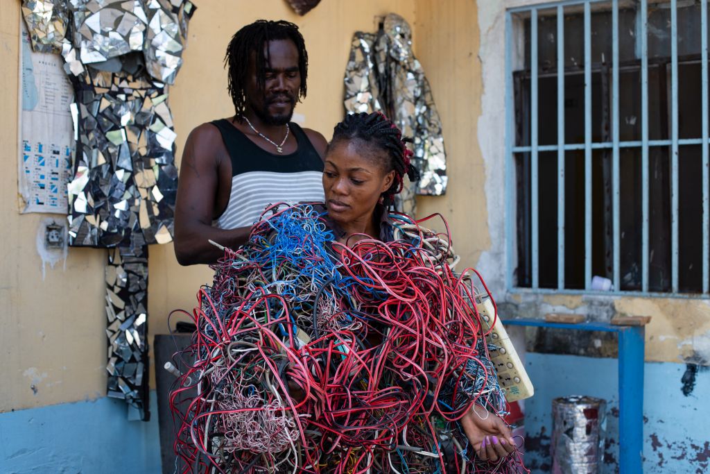 Kinshasa’s wandelende sculpturen: ‘Zonder kunst zou ik sterven’