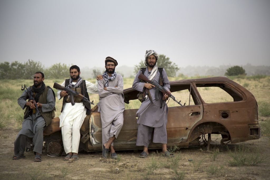 Taliban zetten door Navo getraind leger in zijn hemd in Kunduz