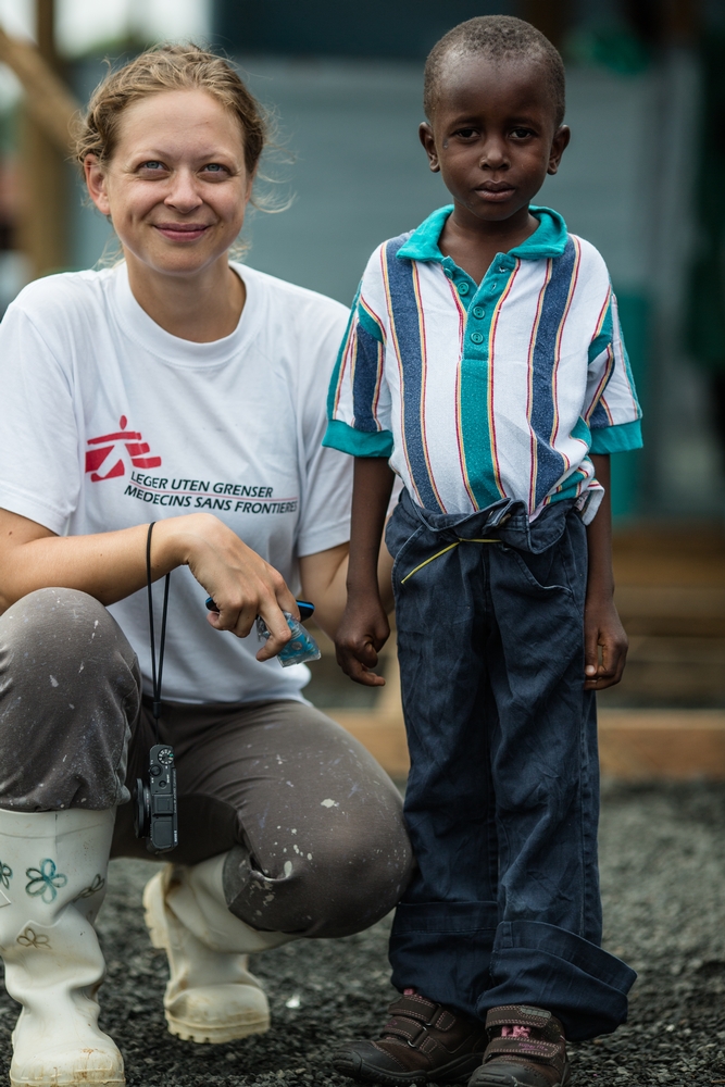 Ebola: 'Mijn vriend aan de andere kant van het oranje hek'
