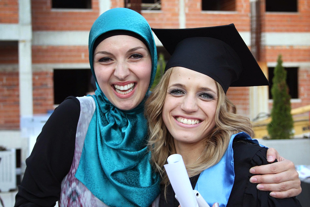 Ben jij een gesluierde moslima? Werkgevers kunnen je vanaf vandaag ontslaan wegens je hoofddoek