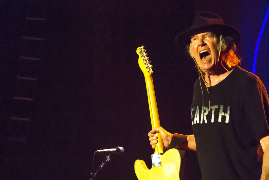 Neil Young: 'Wie maakt een vuist om de aarde te redden?'