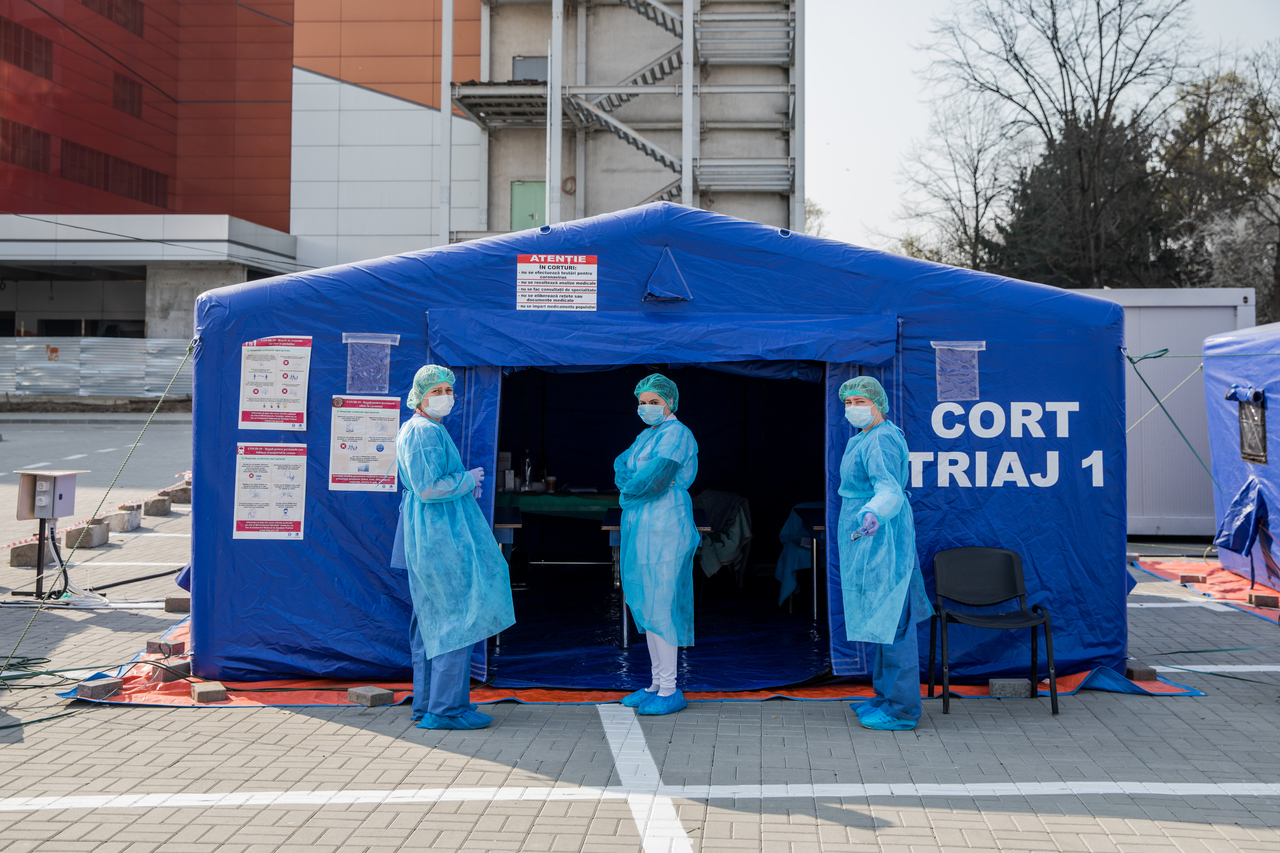 Onze ziekenhuizen draaien op Roemeense dokters en verplegers, terwijl Roemenië kreunt onder de coronapandemie