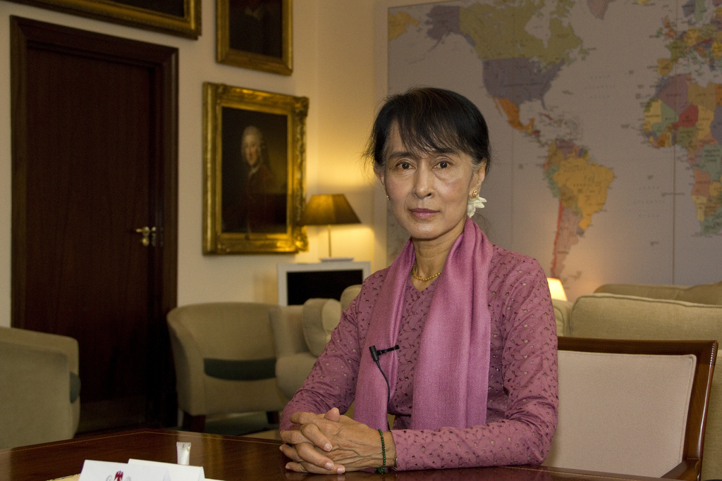 Politieke macht of morele autoriteit? Aung San Suu Kyi moet kiezen