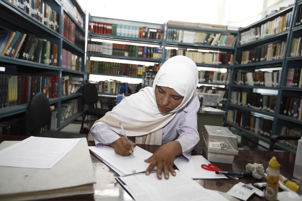 Afghaanse bib op het platteland. ‘Wie geen boeken heeft, wil niet leren lezen’