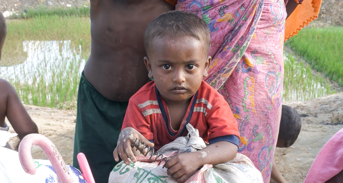Trucks met zeep, luiers en water onderweg naar Rohingya-kinderen in Bangladesh