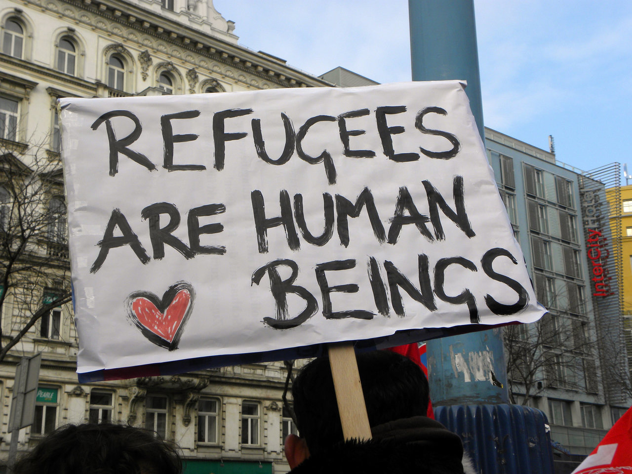 Lager leefloon voor vluchtelingen is tegen het Europese recht, zegt hoogste EU-rechtbank 