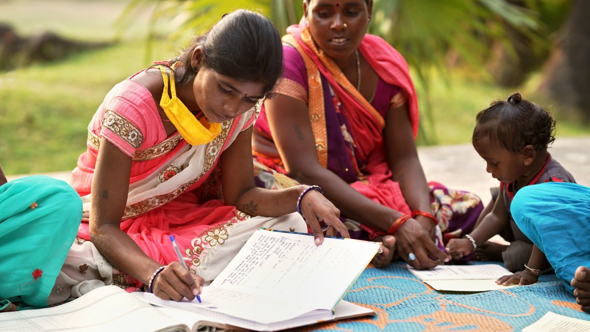 Dankzij toegang tot onderwijs hebben jonge kinderen in India betere overlevingskansen 