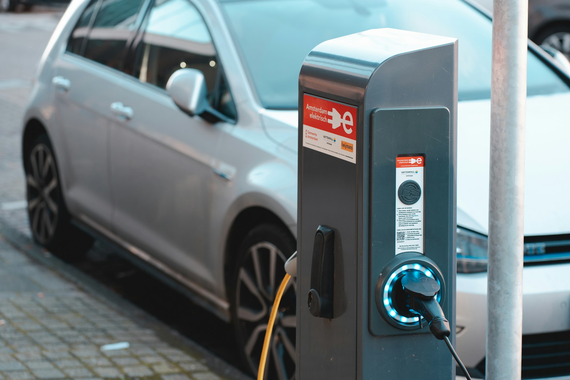 Stijgende verkoop elektrische auto ‘zal sector ingrijpend veranderen’