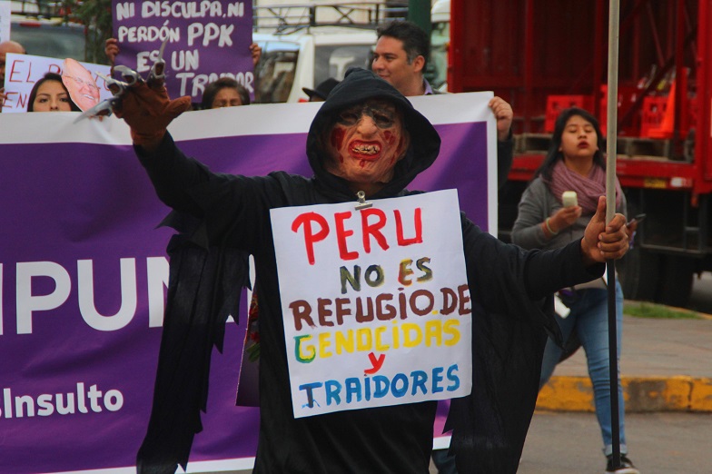 Peru laat kerstdiners staan en trekt straat op tegen vrijlating oud-president Fujimori
