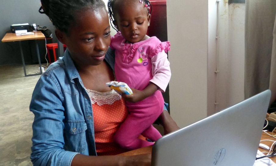 Digitale kloof tussen mannen en vrouwen in Afrika wordt steeds groter