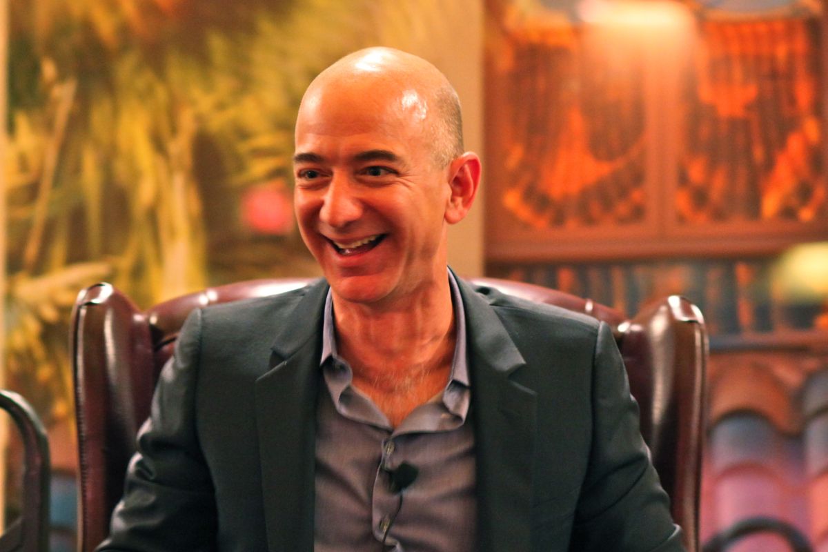 Voor u dit artikel uitgelezen hebt, kan Jeff Bezos 13,5 miljard dollar verdiend hebben met Amazon. Is dat een probleem?