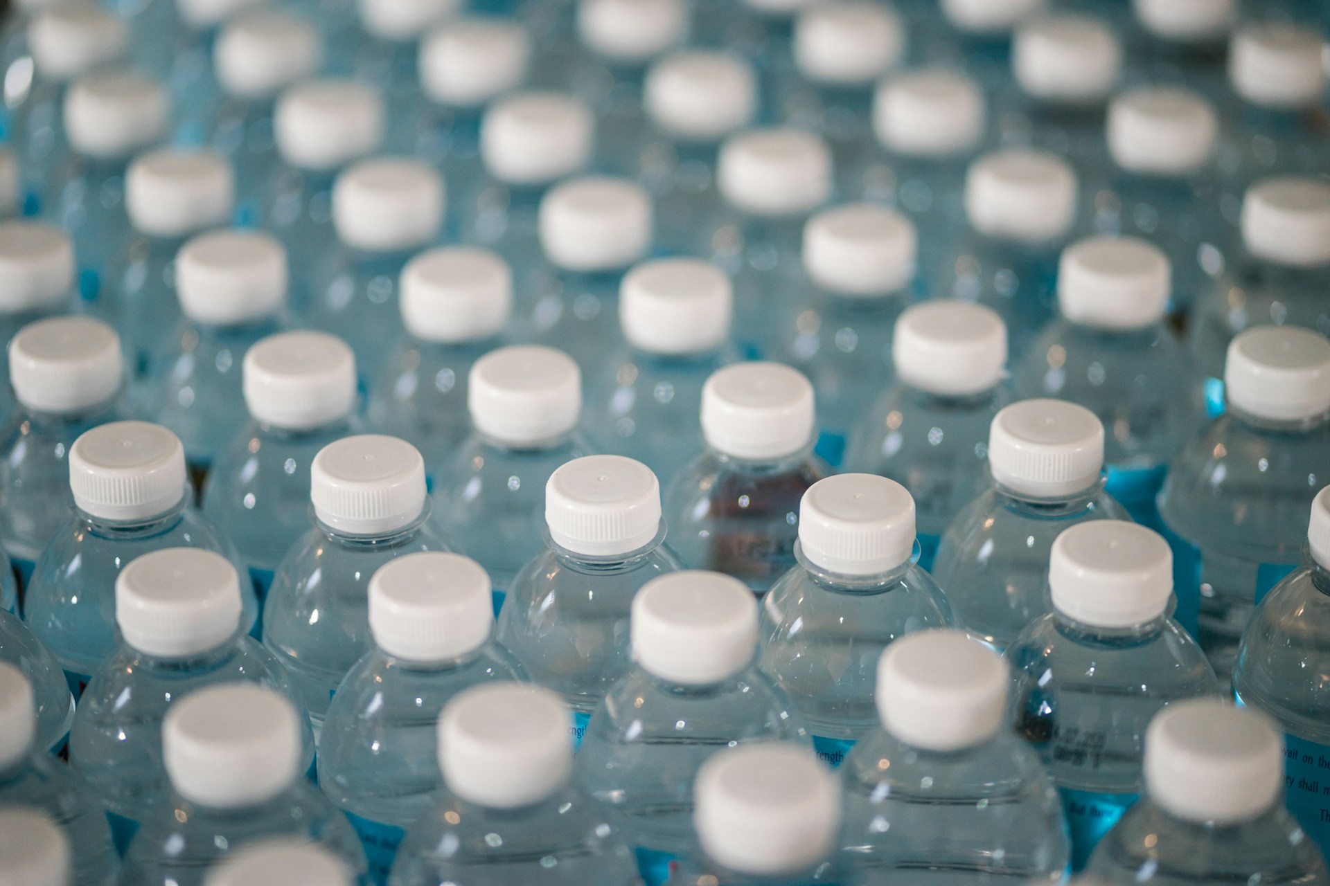 Europese klacht tegen bekende watermerken: ‘Consument wordt misleid rond recyclage’
