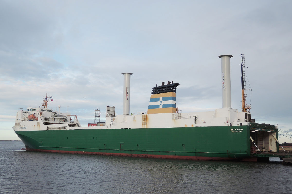 Rederij Maersk test roterende “zeilen” op containerschip