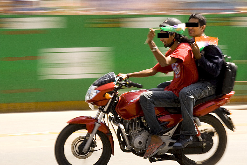 Het dodelijke gevaar van twee mannen op een motor in India 