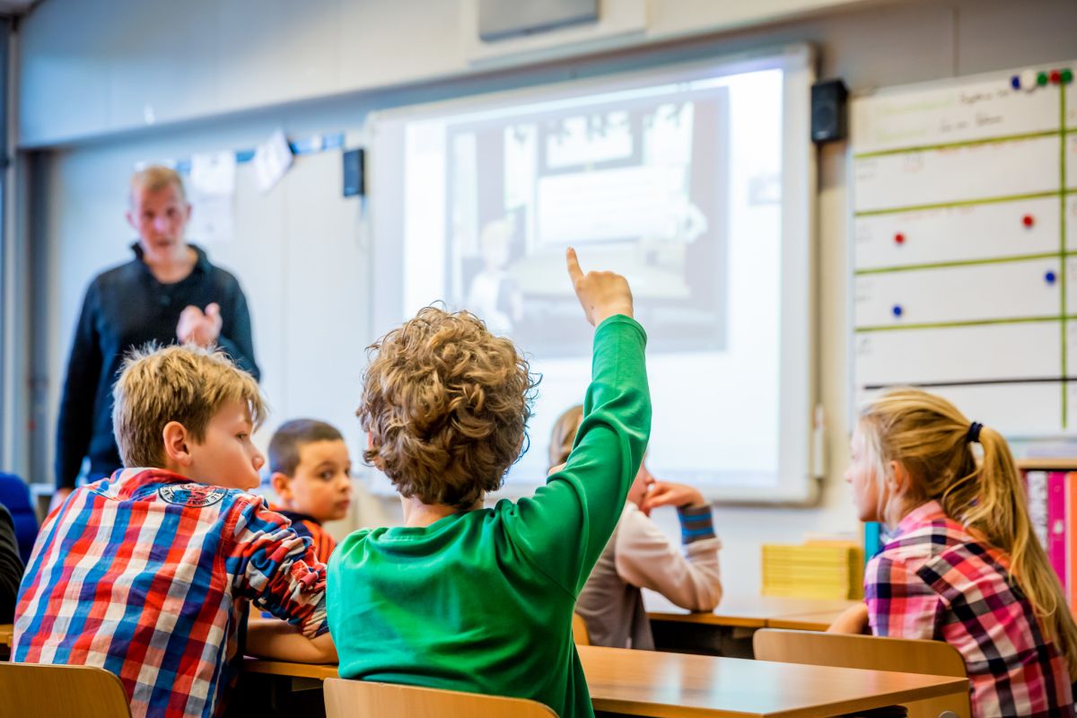 “Gesubsidieerde apartheid” bemoeilijkt aanpak achteruitgang Vlaamse schoolprestaties 