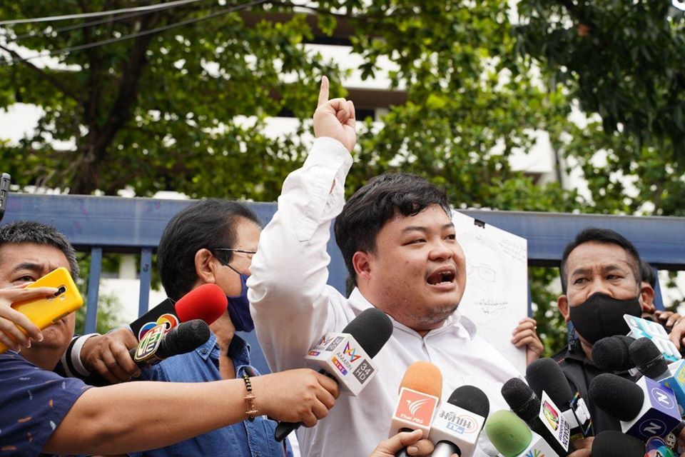 Thaise activist en boegbeeld van protestbeweging voorlopig op vrije voeten