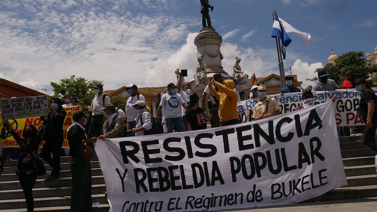 President El Salvador trekt steeds meer macht naar zich toe