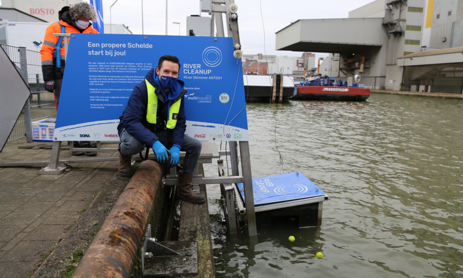 Eerste “river skimmer” in België haalt plastic uit dok in Antwerpen