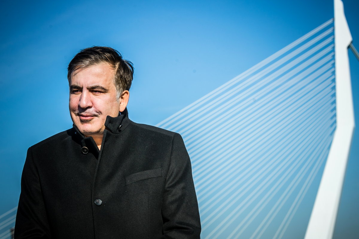 Wat zit er achter het vertrek van de voormalige Georgische president Saakasjvili naar Nederland?