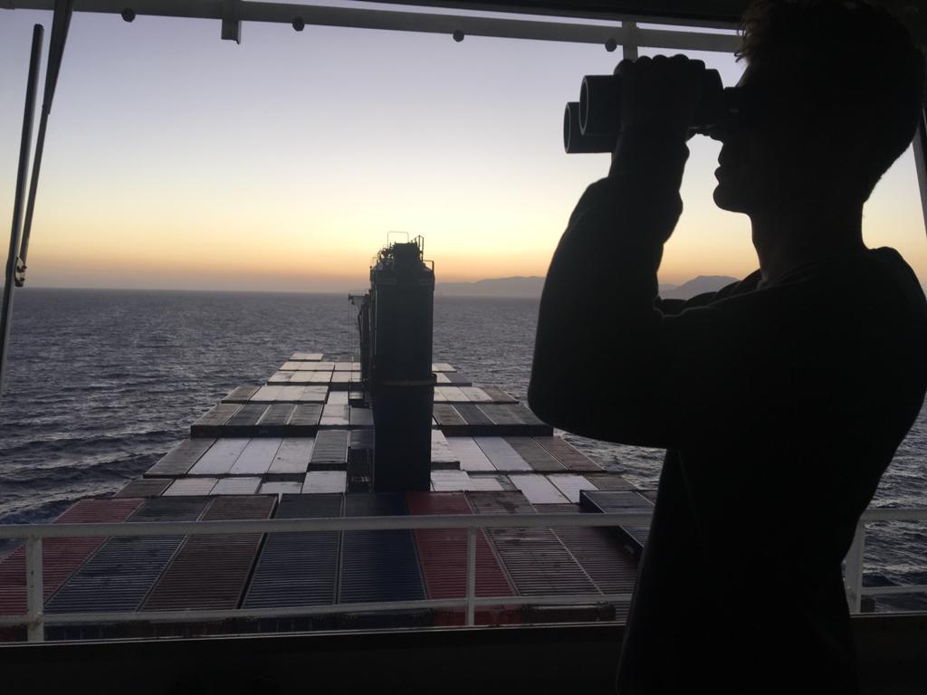 Vanop een vrachtschip roepen deze activisten op: ‘We moeten schoon schip maken’