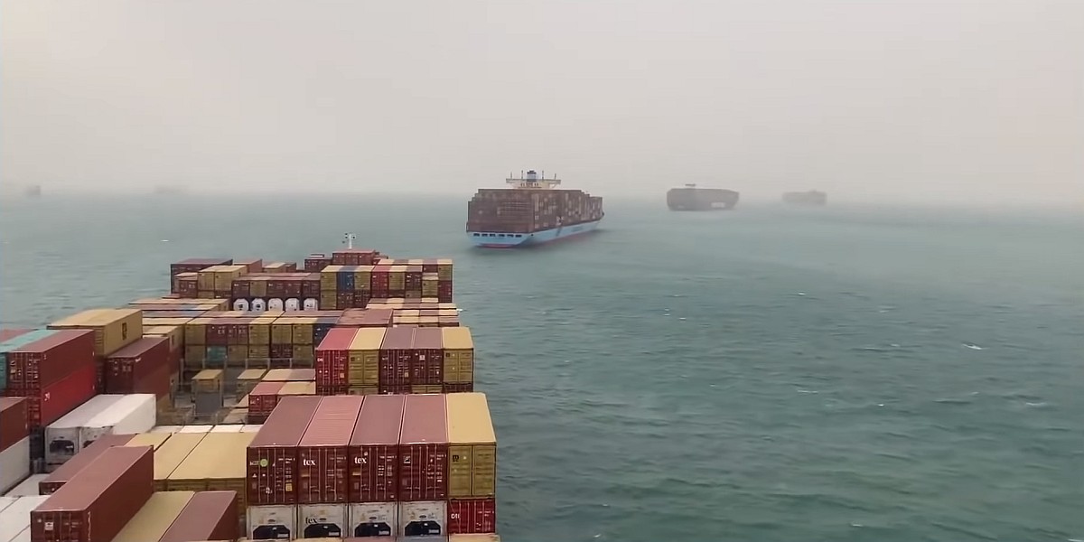 Enorm containerschip blokkeert Suezkanaal 