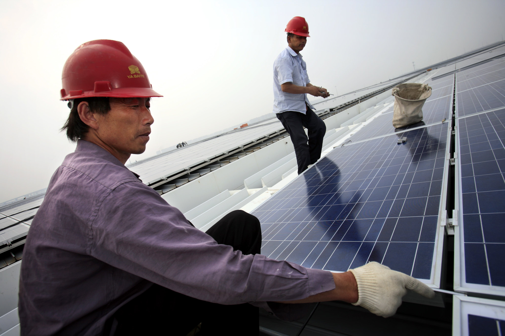 China verzet zich tegen zes klimaatprojecten omdat dwangarbeid in Chinese zonnesector genoemd wordt
