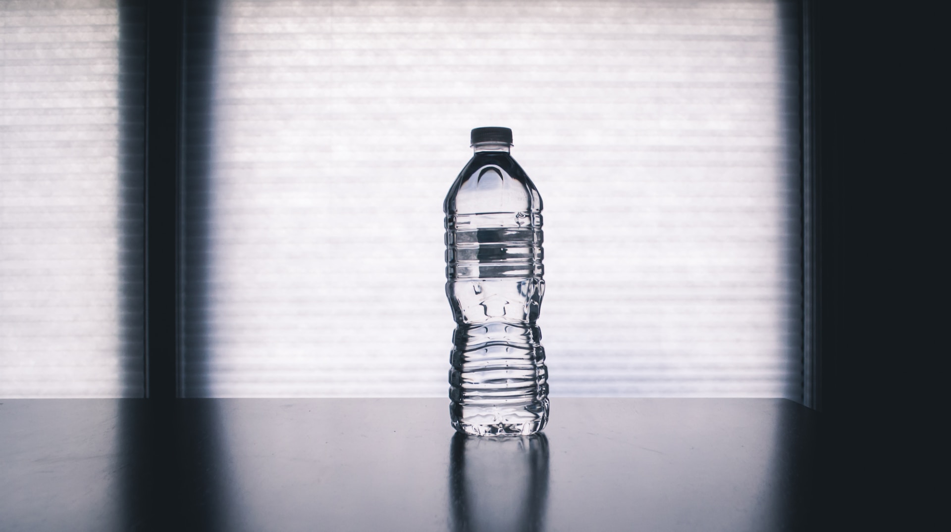 Onzichtbaar maar ongezond: flessenwater bevat veel meer plastic dan gedacht