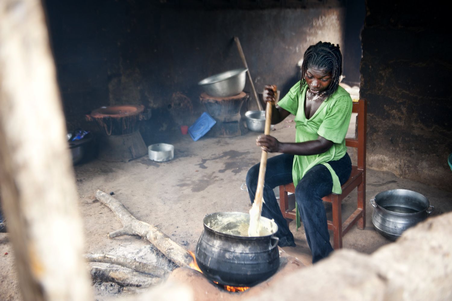 Afrikanen koken zichzelf én het klimaat ziek