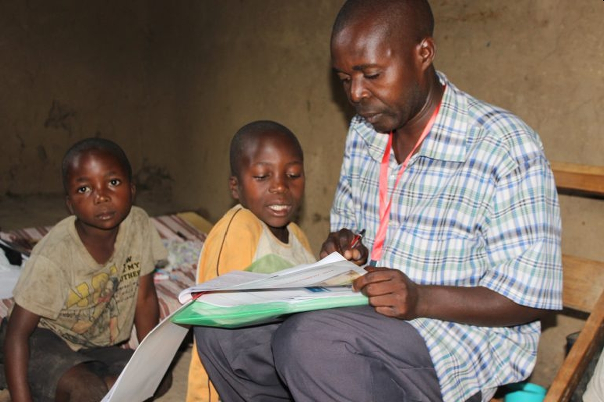 Vluchtelingenkinderen in Oeganda krijgen les via de radio