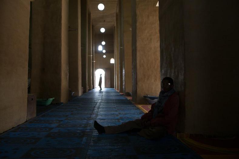 Biddende man in de Grote Moskee van Mopti © Arne Gillis